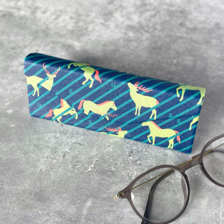 うましか総柄折りたたみメガネケース