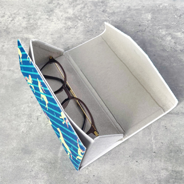 うましか総柄折りたたみメガネケース