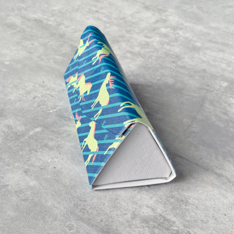 うましか総柄折りたたみメガネケース